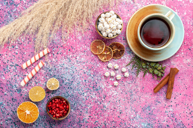 庆祝顶视图一杯茶 白色的甜心和粉红色表面的肉桂糖果早餐糖