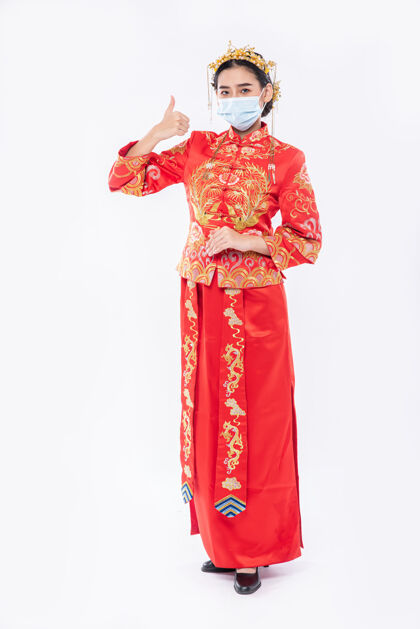 中国民族女人穿旗袍西服戴口罩是最好的防病购物方式成人女孩面具