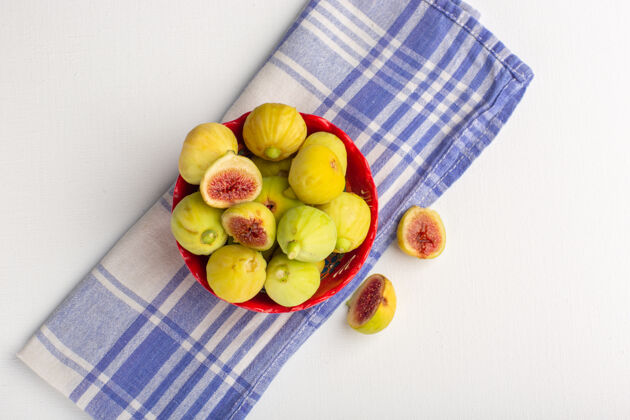 可食用的水果顶视图新鲜无花果甜美可口的胎儿内红色盘子上的白色办公桌美味甜食葡萄