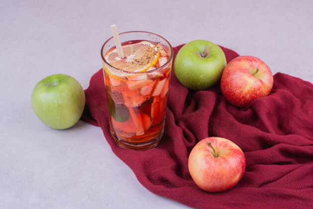 饮料红毛巾上放着一杯苹果汁生物饮料冰沙