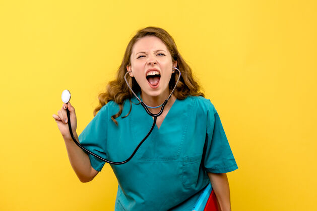 医疗前视图黄色空间上的女医生带着文件和听诊器文件听诊器仪器