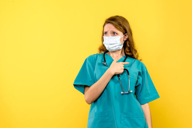 听诊器黄色空间上戴无菌口罩的女医生正面图女医生黄色消毒