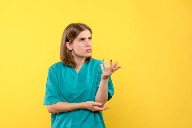 医学黄色空间上表情混乱的女医生正面图肖像看女医生