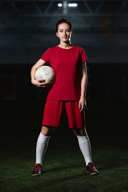 足球有球的女足球运动员运动足球服足球运动员