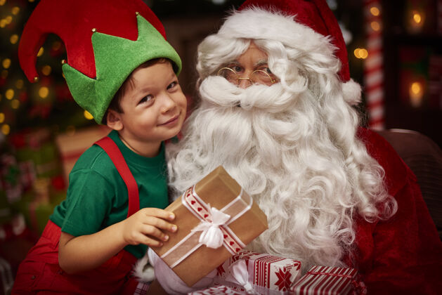 装饰品小男孩和圣诞老人的画像精灵魔术服装
