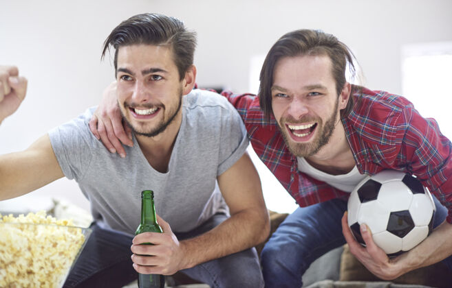 啤酒瓶看足球比赛的时候非常积极的情绪看电视友谊小吃