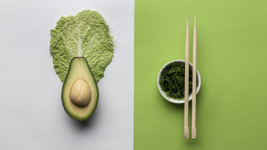 平铺平铺的鳄梨和一碗蔬菜和筷子营养绿色有益