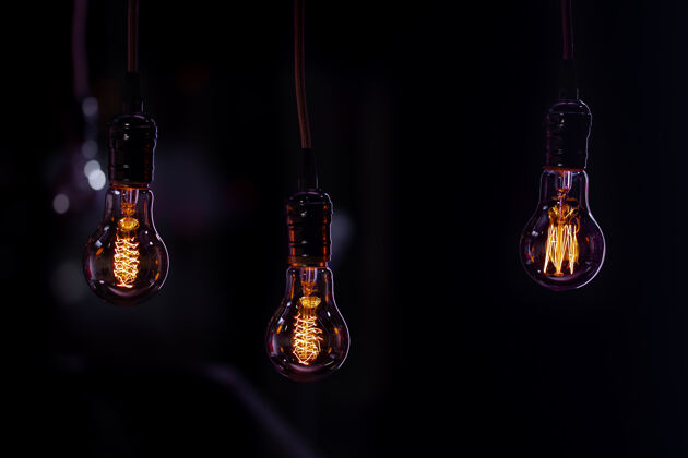 照明三个发光的灯悬挂在黑暗中从博克装饰和氛围的概念光夜电