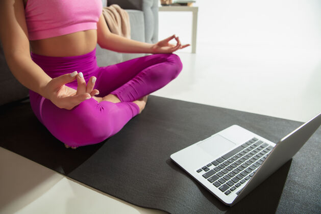 运动灵感来源美丽的年轻女子在室内锻炼 在家里的灰色垫子上做瑜伽练习长发适合白人模特练习健康的生活方式 精神 思想 平衡的概念有氧操姿势身体