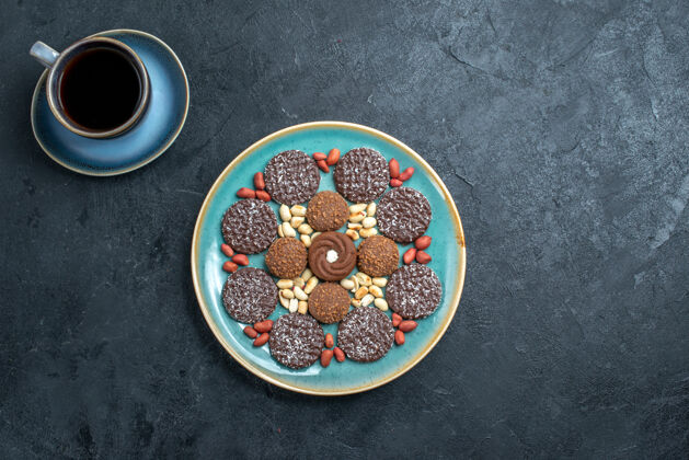 顶部顶视图不同的饼干巧克力与坚果的灰色背景糖果邦邦糖甜蛋糕饼干水果膳食生的
