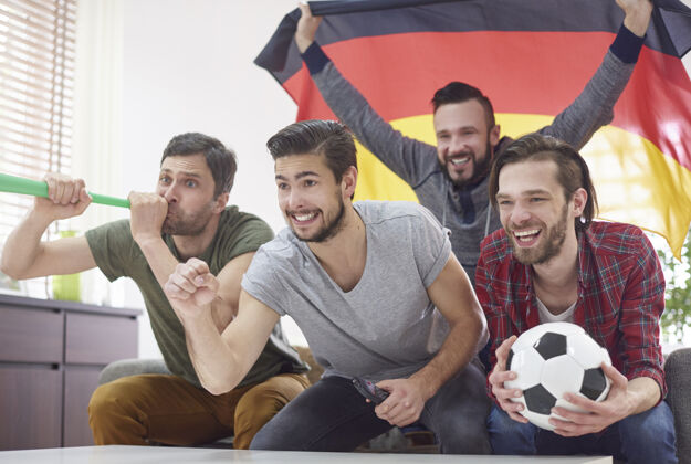拳头只有最好的朋友才能参加这场激动人心的比赛比赛德国国旗人群