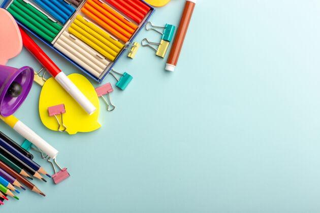 铅笔顶视图彩色橡皮泥和彩色铅笔在蓝色墙上彩色学校儿童书学校孩子顶部