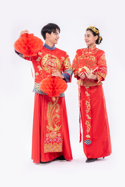 旗袍男男女女穿旗袍微笑着拿着漂亮的红灯和礼金女人中国文化文化