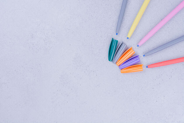 电器彩色曼荼罗工艺铅笔隔离在灰色表面教育钢笔简约