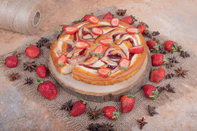 糕点麻布上有茴香味的草莓派脂肪水果板