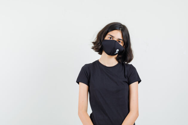 肖像穿黑色t恤的小女孩 戴着面具看着前面 看起来很懂事女孩敏感青年