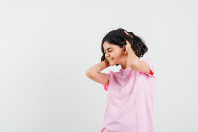 可爱小女孩手挽着手 穿着粉色t恤 看起来很幸福正视图女孩漂亮休闲
