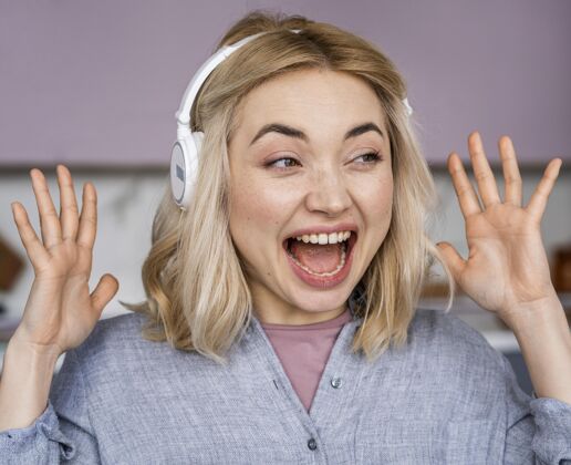 耳机快乐的女人在耳机上欢笑和听音乐的画像女人全球积极