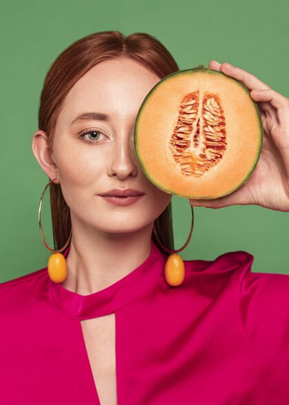 肖像戴着水果耳环的红发美女营养女人饮食