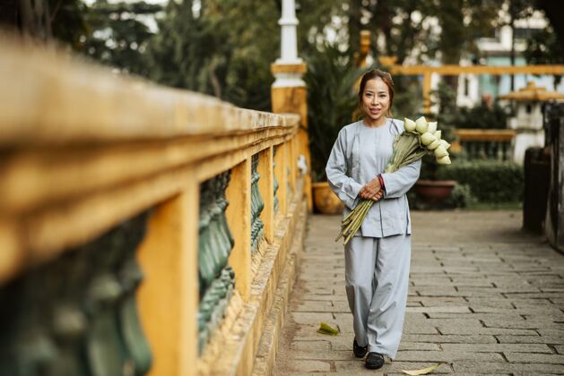 横向在庙里捧着花束的女人亚洲人教义神学