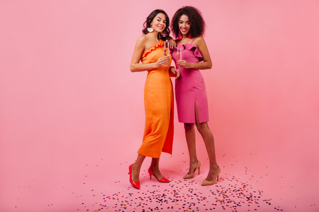 酒精两个女人站在闪闪发光的五彩纸屑上庆祝生活方式女性