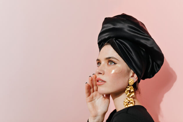 魅力优雅的女士戴着头巾用眼罩室内艺术传统