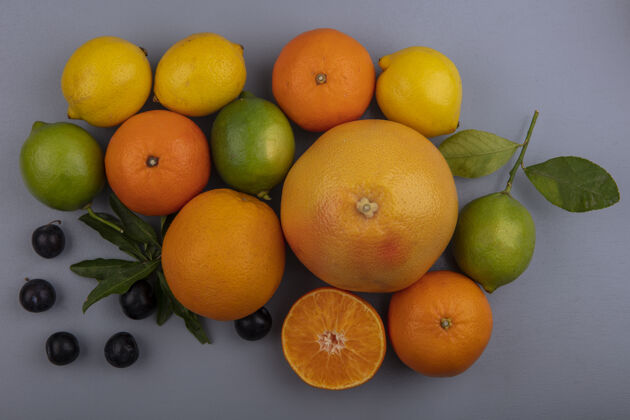 水果在灰色背景上俯瞰葡萄柚和橙子 柠檬 酸橙和樱桃李子灰色新鲜柠檬