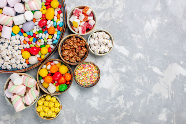 鸡蛋顶视图糖果组成甜蜜可口的糖果与棉花糖上的白色办公桌糖糖果糖果景观传统棉花糖