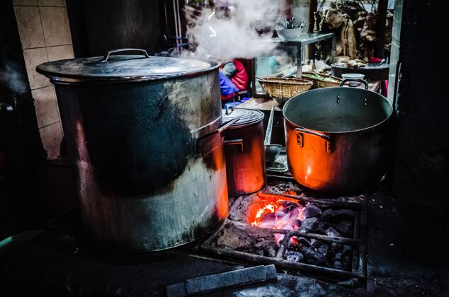 老的河内烧煤的大金属锅亚洲的风景烹饪