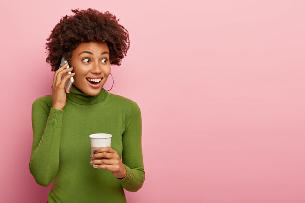 美国人喜出望外的女人用快乐的表情 进行电话交谈饮料快乐在线