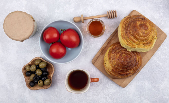 橄榄阿塞拜疆传统糕点gogal的俯视图 在木制厨房板上 橄榄放在木制碗上 新鲜西红柿放在白色背景的碗上视图木材团队