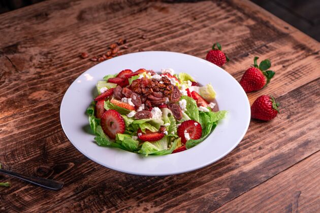 草莓美味的草莓沙拉 绿色生菜和肉放在白色盘子里饮食食物食谱