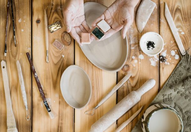 工匠在陶器作坊工作的女人陶瓷职业粘土