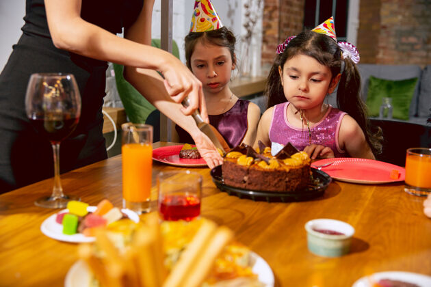 零食快乐的多民族家庭在家庆祝生日的画像大家庭一边吃蛋糕一边喝葡萄酒 一边问候孩子 玩得开心庆祝 家庭 聚会 家的概念漂亮房子一起
