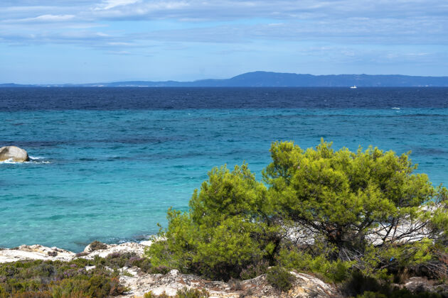 镁砂爱琴海沿岸绿树环绕 岩石 灌木和树木 碧波荡漾 希腊岩石海悬崖