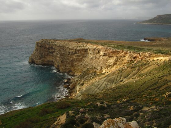 海岸美丽的悬崖和大海景观-完美的背景景观岩石自然
