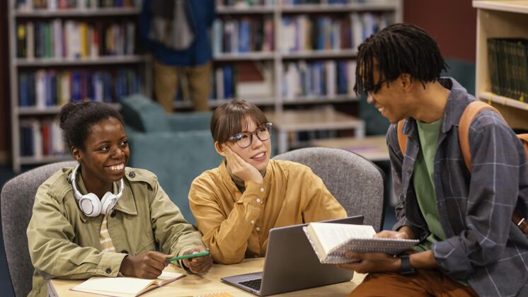 生活方式同事们在大学图书馆学习学生妇女年轻成人