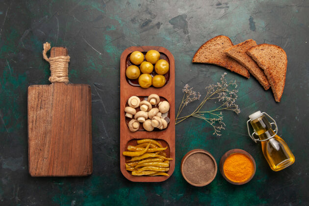 饮食顶视图蘑菇和橄榄与调味品和面包面包面包上绿色表面配料产品餐食品视野面包新鲜