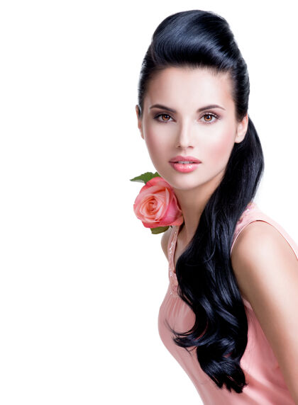 玫瑰在白色的墙上画着一幅粉红色玫瑰的性感美女的画像年轻深色女人