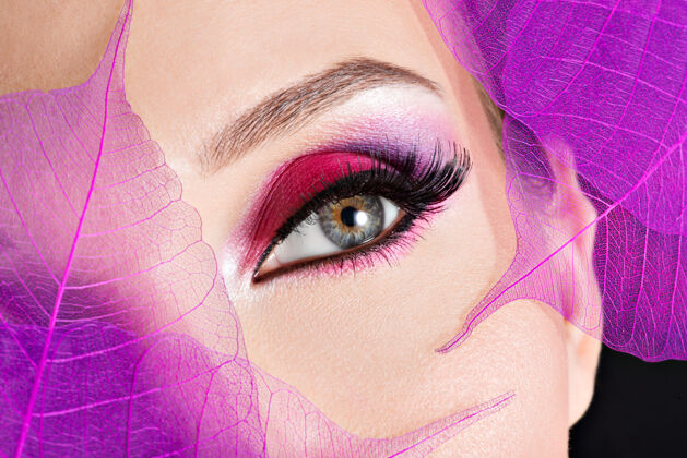 眼影用漂亮时尚的亮粉色妆容特写女性眼睛魅力制作颜色