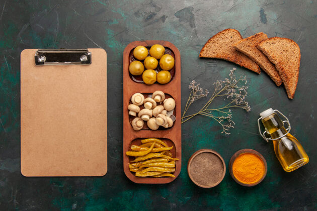 饮食顶视图蘑菇和橄榄与调味品和面包面包面包上绿色的背景材料产品餐食品背景面包观点