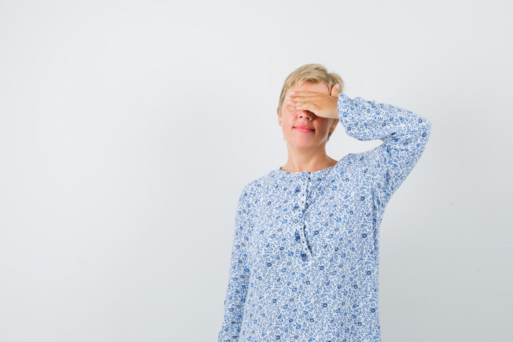 白发穿着礼服的成熟女人手拉着手 眼神平静女人衣服脸