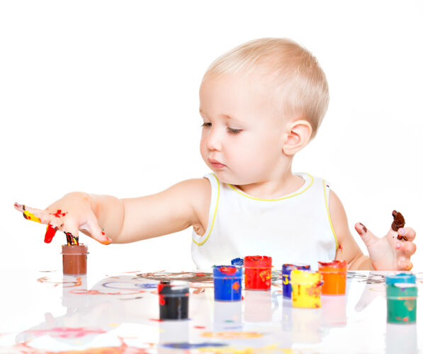 童年小宝宝用手在白墙上画画艺术家手指孩子