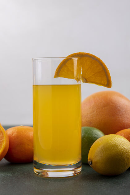 柠檬前视图橙汁在一个玻璃与柠檬橙和葡萄柚玻璃杯酸橙风景