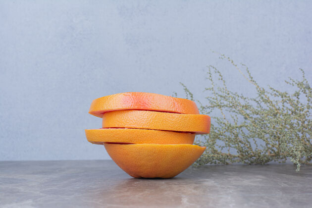 美味柚子片放在石桌上 上面有植物天然水果新鲜