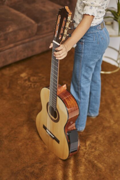 艺术小女孩在家弹吉他表演吉他乐器