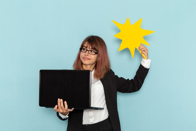 办公室正面图：女上班族穿正装使用笔记本电脑手持浅蓝色表面的黄色标志电脑笔记本电脑女