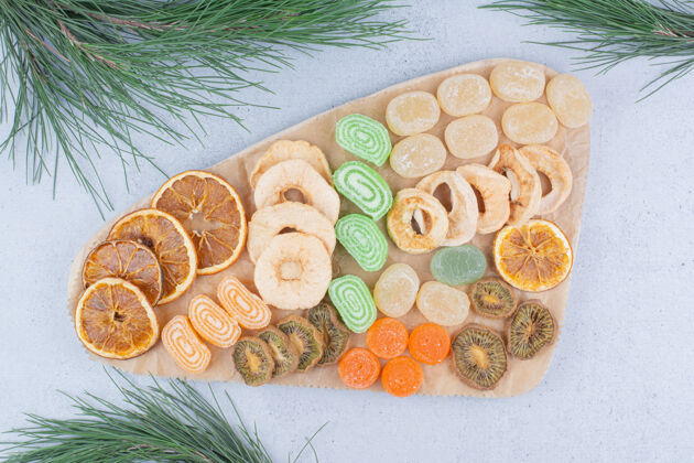 甜点干果片和果酱糖放在木板上切片猕猴桃零食