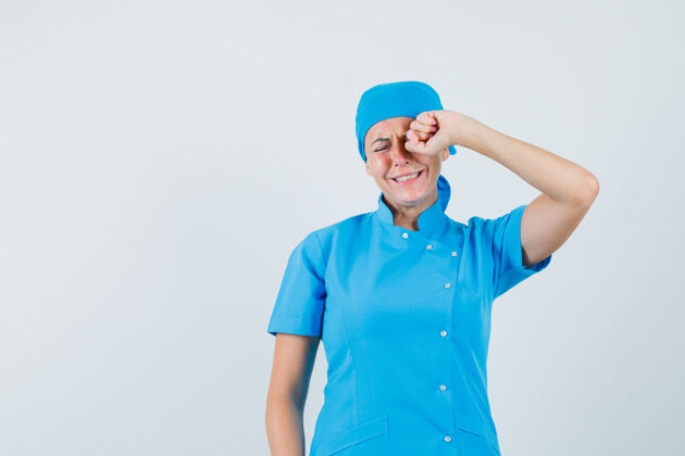 摩擦女医生穿着蓝色制服边哭边揉眼睛 看上去很生气正视图工作人员冒犯肖像