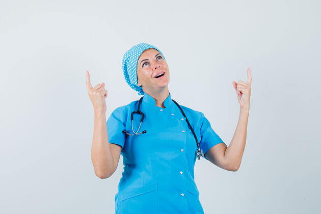 制服身穿蓝色制服的女医生 面带感激之情 站在正前方诊所成人诊断